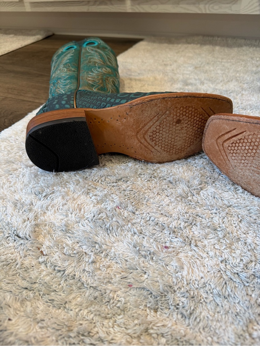 Practically New Ariat Leather Crocodile embossed Cowboy Boots Teal.Teal Size 10. - Picture 8 of 9